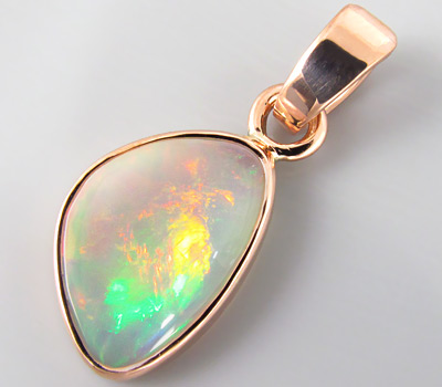 Золото Кулон с великолепным опалом 3,07 карат