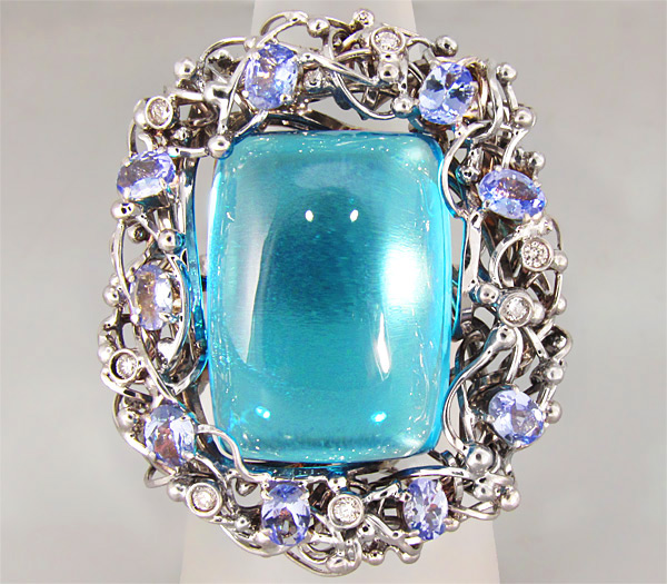 Золото Роскошное кольцо с топазом, васильковыми танзанитами и бриллиантами