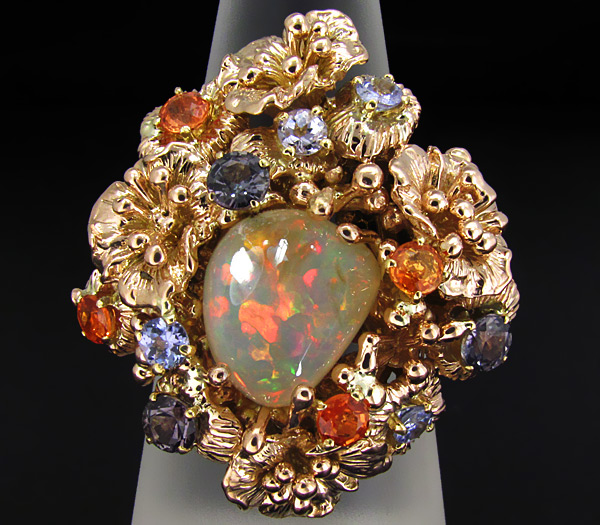 Золото Кольцо с превосходным опалом, танзанитами и сапфирами