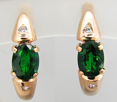 Золото Cерьги, инкрустированные цаворитами гранатами и бриллиантами