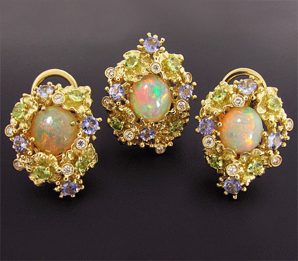 Золото Комплект (кольцо + серьги) с эфиопскими опалами, бриллиантами, танзанитами и перидотами
