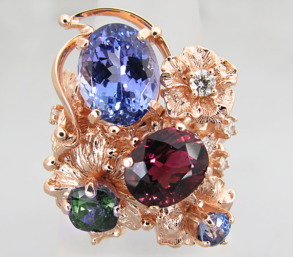 Золото Кольцо с гранатом с александритовым эффектом, танзанитом, бенитоитом, рубеллитом и бриллиантами