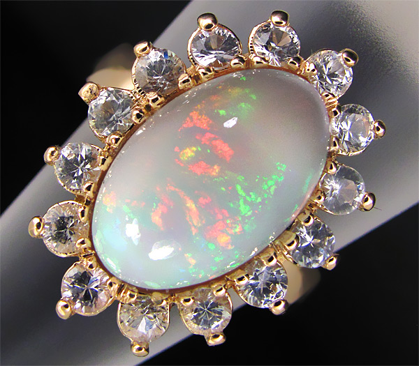 Золото Кольцо с эфиопским опалом и бесцветными сапфирами