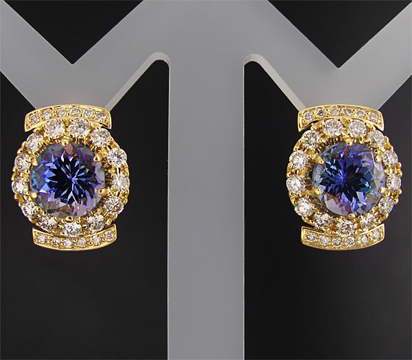 Золото Cерьги, инкрустированные танзанитами и 50-ю бриллиантами