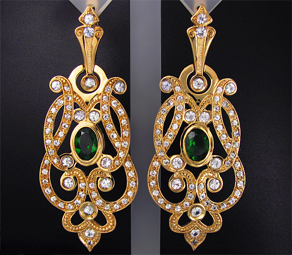 Золото Cерьги, инкрустированные хромовыми диопсидами и 124-я бесцветными сапфирами