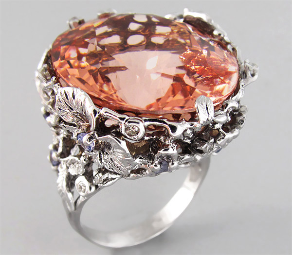 Золото Кольцо с крупным насыщенным морганитом, 12-ю бриллиантами и 11-ю танзанитами