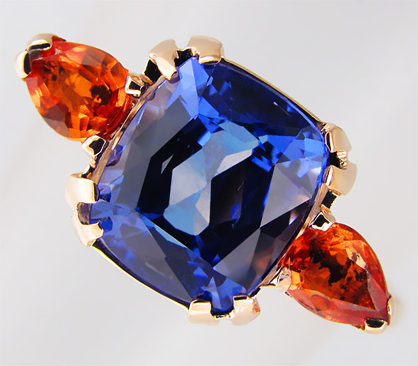 Золото Кольцо с танзанитом и оранжевыми сапфирами