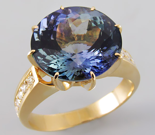 Золото Кольцо с полихромным танзанитом и 10-ю бриллиантами