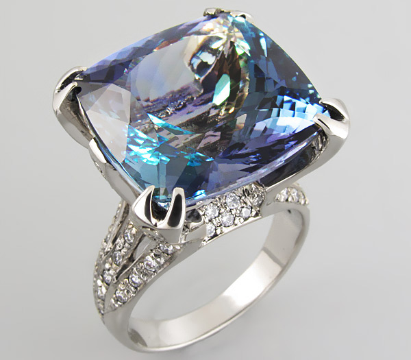 Золото Кольцо с роскошным полихромным танзанитом и 60-ю бриллиантами