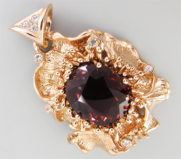 Золото Кулон с крупным турмалином рубеллитом и 9-ю бесцветными сапфирами