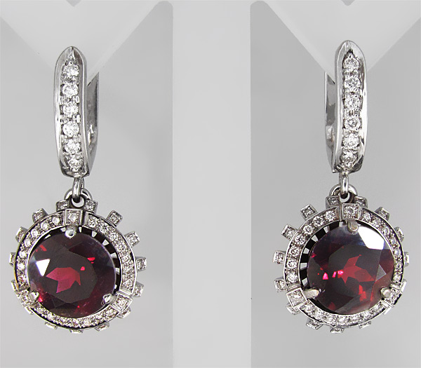 Золото Cерьги, инкрустированные родолитами гранатами и 90 бриллиантами