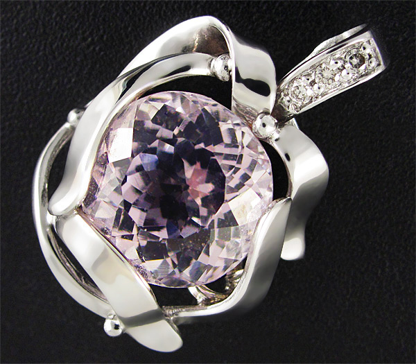 Золото Кулон с серебристо-розовым кунцитом и 3-я бриллиантами