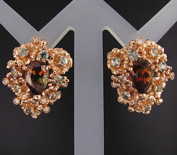 Золото Cерьги, инкрустированные андалузитами, сапфирами и 10-ю бриллиантами