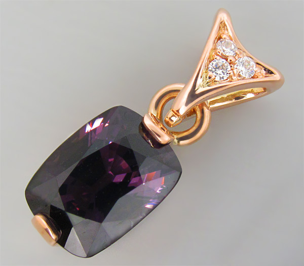 Золото Кулон с пурпурной шпинелью и кубиком циркония