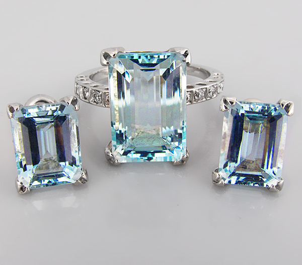 Золото Комплект с аквамаринами и 10-ю бриллиантами