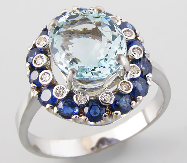 Золото Кольцо с аквамарином, синими сапфирами и 14-ю бриллиантами