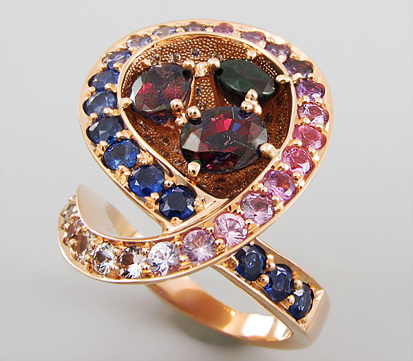 Золото Кольцо с гранатами с александритовым эффектом, разноцветными сапфирами и бриллиантами