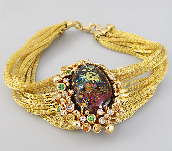 Золото Браслет с болдер опалом, бриллиантами, цаворитами гранатами, танзанитами и желтыми сапфирами