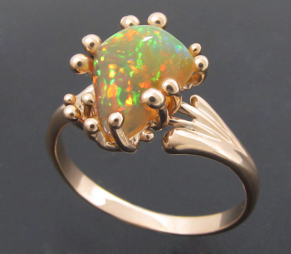 Золото Кольцо с эффектным эфиопским опалом