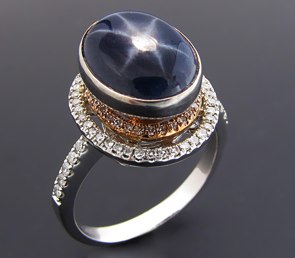 Золото Кольцо со звездчатым сапфиром и 81-ю бриллиантами