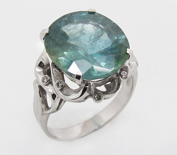 Золото Кольцо с крупным сапфиром и 6-ю брилиантами