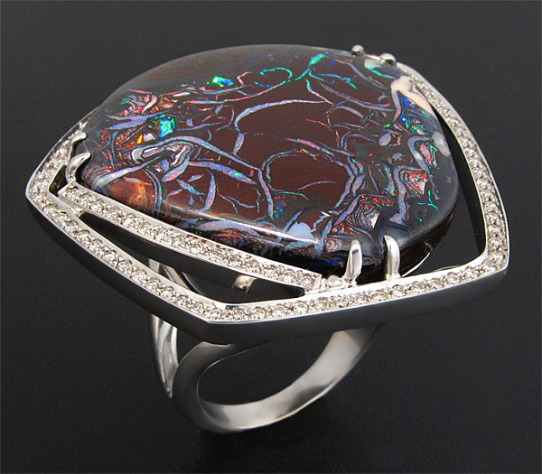 Золото Кольцо с болдер опалом и 88-ю бриллиантами