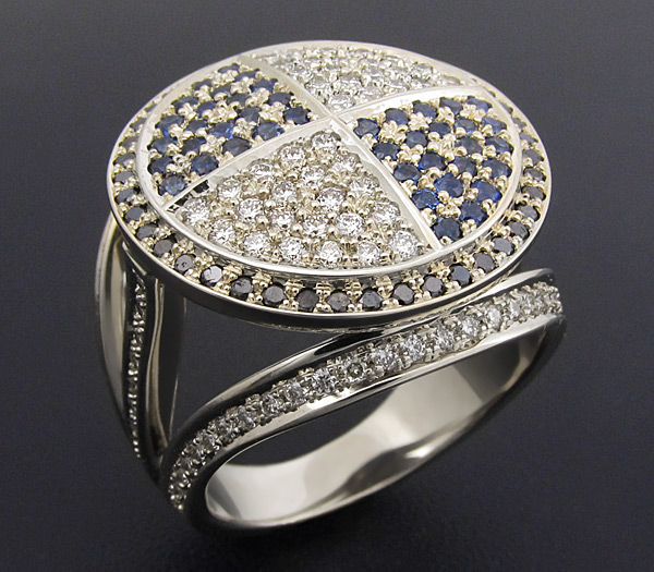 Золото Кольцо с синими сапфирами, черными и бесцветными бриллиантами