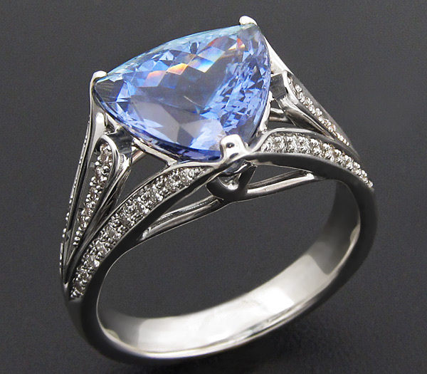 Золото Кольцо с великолепным танзанитом и 46 бриллиантами