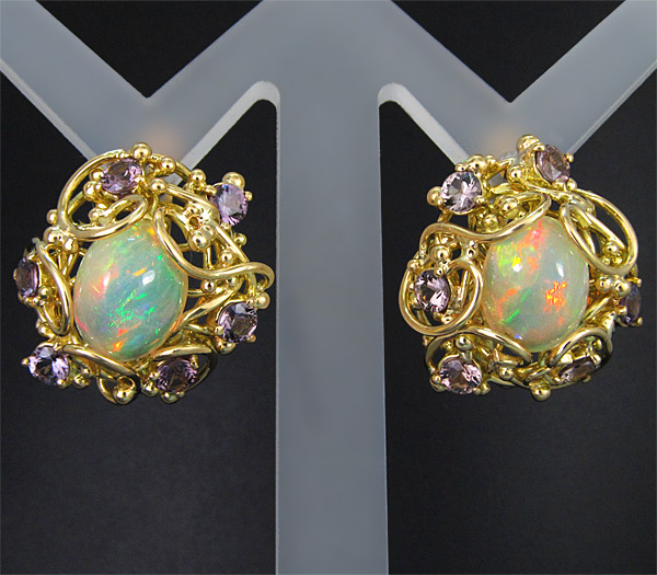 Золото Серьги с эфиопскими опалами и гранатами с александритовым эффектом