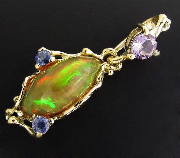 Золото Кулон с эфиопским опалом, аметистом и сапфирами