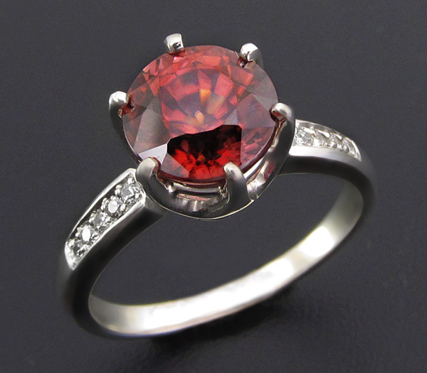 Серебро 925 Кольцо с красным цирконом и кубиком циркония