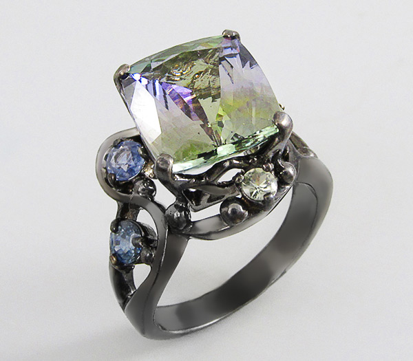Серебро 925 Кольцо с полихромным танзанитом, светло-зелеными и синими сапфирами