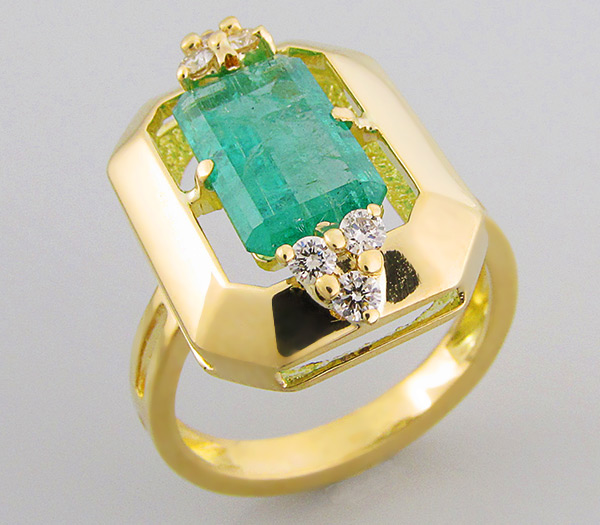 Золото Кольцо с уральским изумрудом и бриллиантами