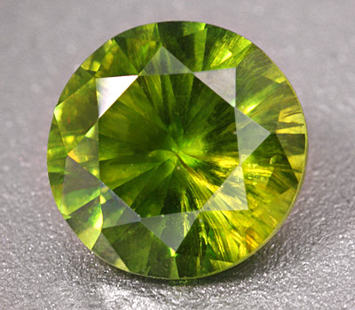 Уральский демантоид с "конским хвостом" 0,78 карат