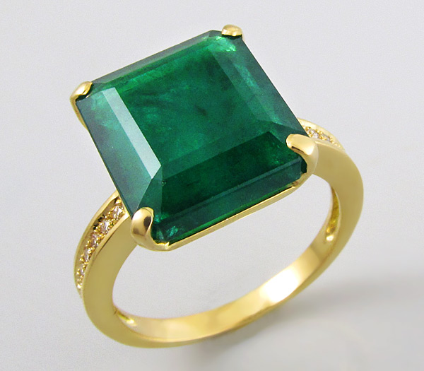 Золото Кольцо с изумрудом и бриллиантами