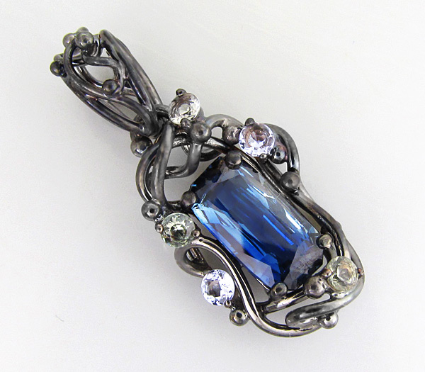 Золото Кулон с синим сапфиром, танзанитами и зелеными сапфирами