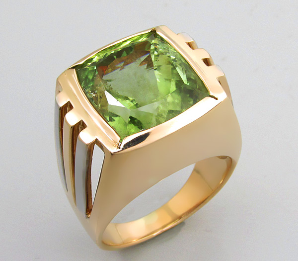 Золото Кольцо с крупным зеленым бериллом