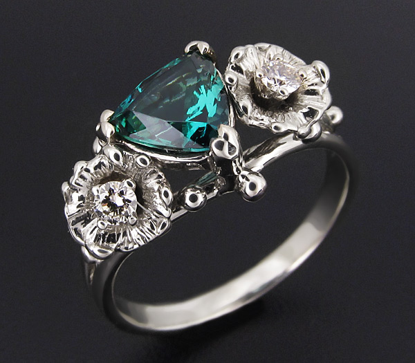 Золото Кольцо с изумрудом и бриллиантами