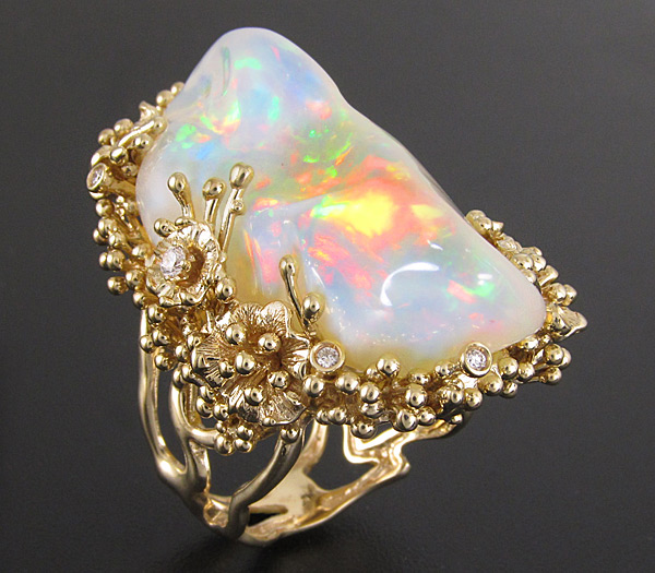 Золото Кольцо с эфиопским опалом и бриллиантами