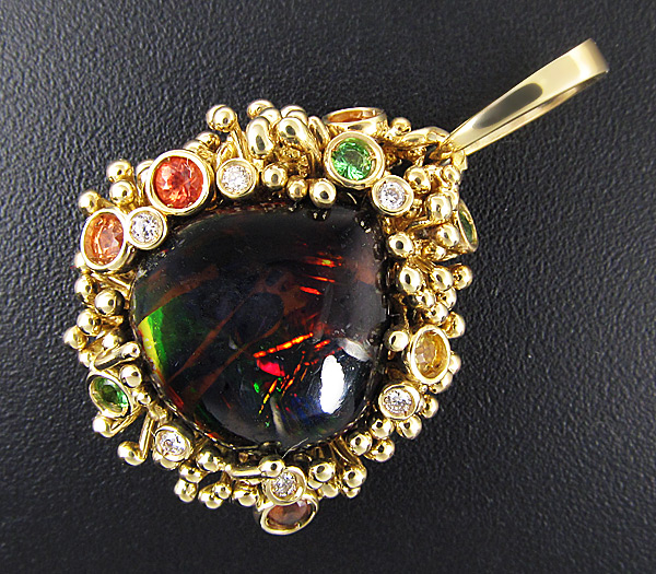 Золото Кулон с черным опалом, цаворитами гранатами, сапфирами и бриллиантами