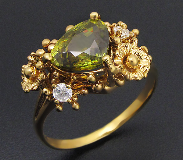 Золото Кольцо со сфеном и бесцветными цирконами