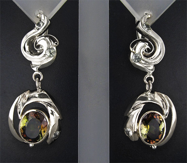 Золото Серьги с андалузитами и сапфирами