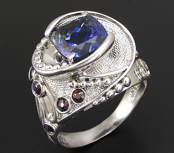 Золото Кольцо с танзанитом, бриллиантами и гранатами с александритовым эффектом
