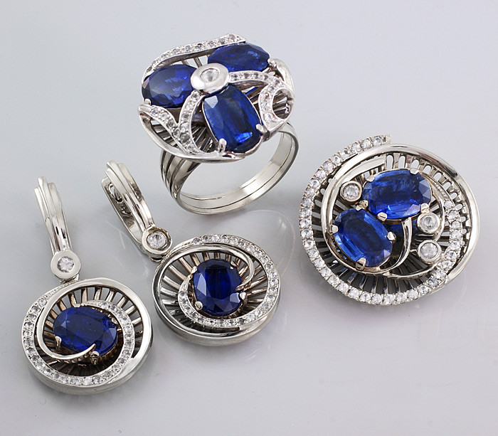 Золото Комплект с синими и бесцветными сапфирами