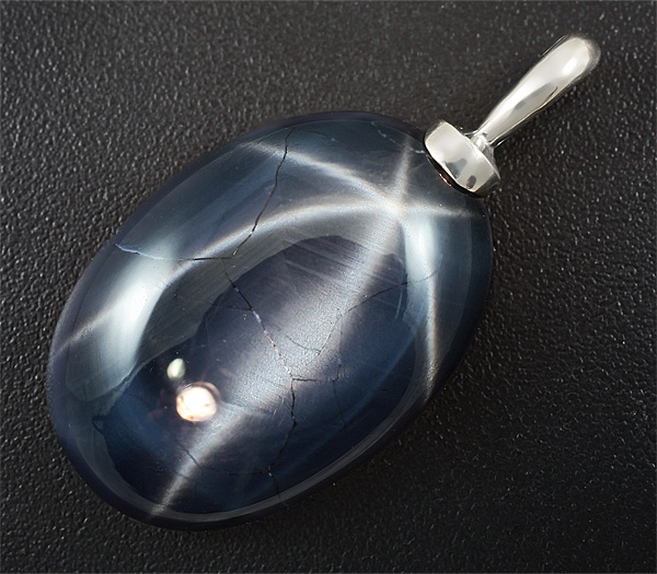 Золото Кулон с крупным звездчатым сапфиром