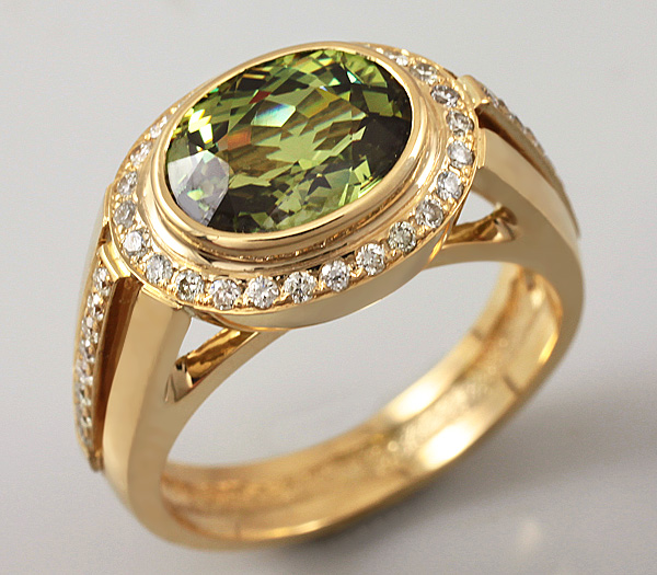 Золото Кольцо с демантоидом гранатом и бриллиантами