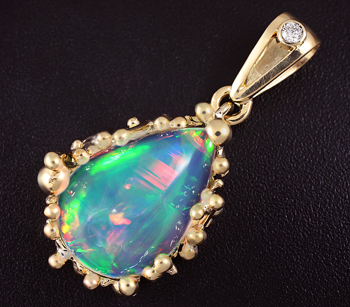 Золото Кулон с эфиопским опалом и бриллиантом