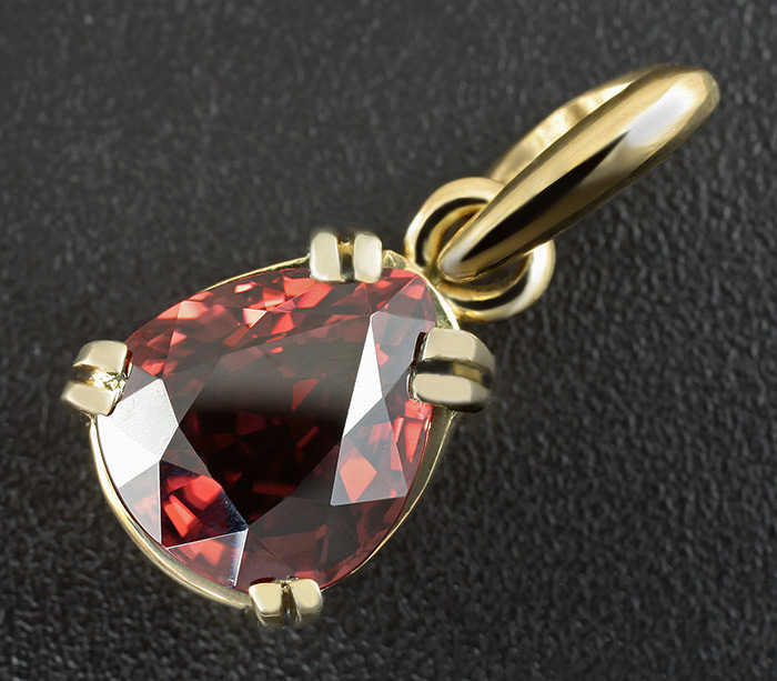 Золото Кулон с красным цирконом