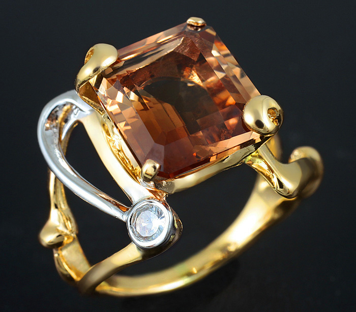 Золото Кольцо с империал топазом, гранатом и лейкосапфиром