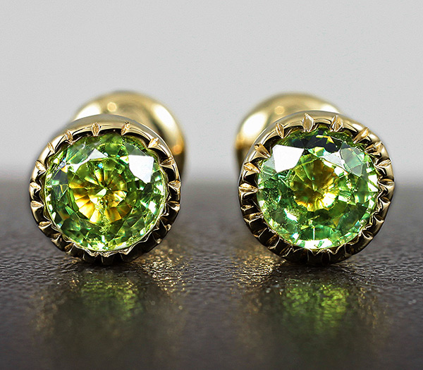 Золото Серьги с демантоидами гранатами